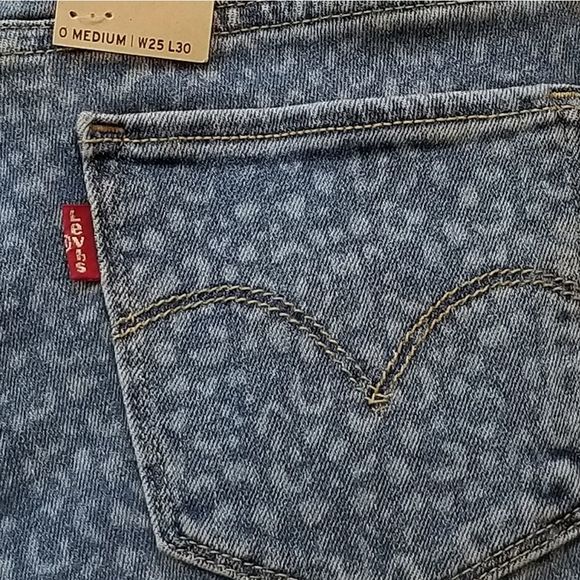 Leopard LEVI'S 711 Skinny Light Wash Mid Rise BNWT - Picture 4 of 10